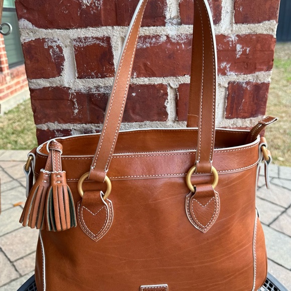Gorgeous Vintage Dooney & Bourke Tan Florentine Leather Tote with Tassel - Picture 2 of 10